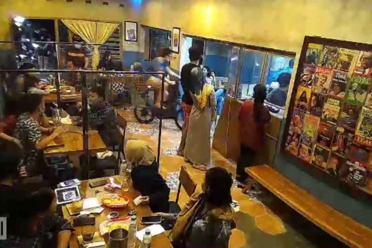 Tangkapan layar video rombongan sepeda masuk kafe di Semarang, pada Kamis (11/6/2020).