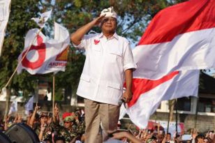 Calon presiden nomor urut 1, Prabowo Subianto, memberi hormat pada ribuan simpatisannya saat berkampanye di Lapangan Lumintang, Denpasar, Kamis (28/6/2014).