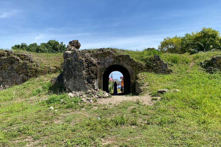 Sisa-sisa Benteng Revengie peninggalan Belanda di Pulau Ay, Kepulauan Banda, Maluku.