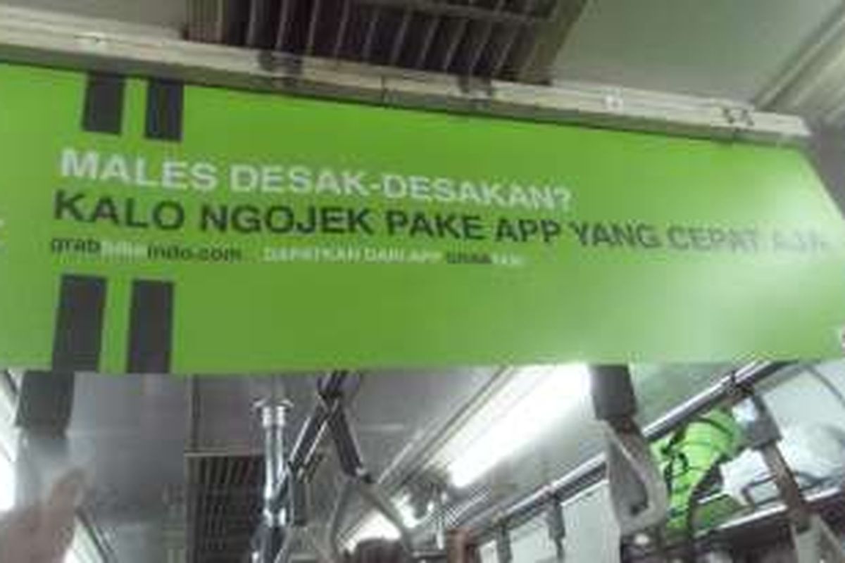 Iklan-iklan dari Grab Bike Indonesia yang terpasang di salah satu rangkaian KRL commuter line relasi Bogor-Jakarta Kota, Jumat (5/2/2016). Sekilas konten iklan dari Grab memuat tulisan-tulisan yang tampak tengah menyindir layanan tempat mereka beriklan itu.