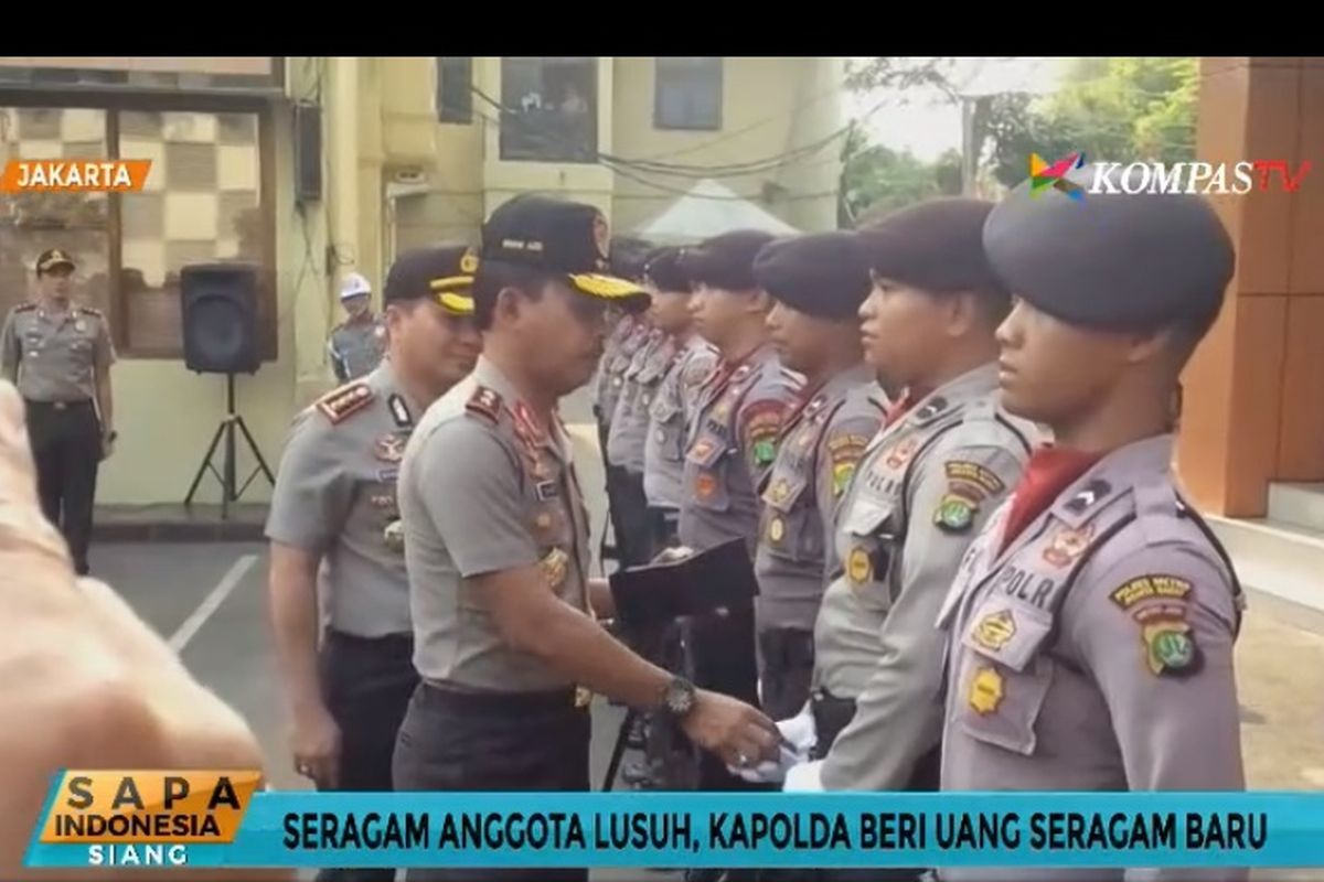 Video Kapolda Metro Jaya Irjen Pol Idham Azis terekam kamera memberikan uang kepada anggota kepolisian di Polres Jakarta Barat. Uang itu diberikan untuk anggotanya membeli seragam baru.