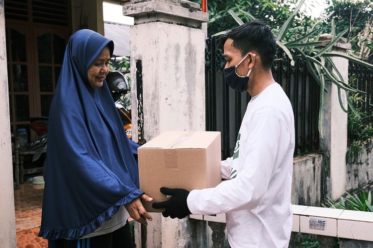 Staf Segarsvara mengantarkan pesanan sayur pesanan pembeli ke rumah. Segarsvara merupakan bisnis yang dijalani oleh Bayu Fajri Hadyan demi membantu mempertahankan usaha sound system Bayusvara yang terdampak Covid-19.