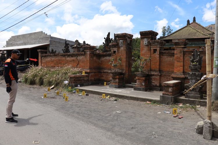 Polisi melakukan olah TKP kejadian perkelahian warga di Desa Songan A, Kecamatan Kintamani, Kabupaten Bangli, Provinsi Bali, pada Minggu (12/10/2025).