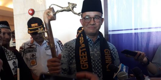Gubernur DKI Jakarta Anies Baswedan dapat hadiah berupa tongkat daei delegasi Afrika saat menghadiri penutupan Multaqo (pertemuan) ulama dan dai se-asia tenggara, afrika, dan eropa ke 5 di Jakarta Jumat (06/07/2018).