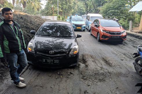Mobil Terjebak di Proyek Pembangunan Jembatan, Jalan TMP Taruna Tangerang Macet