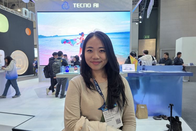 Senior PR Manager Tecno Indonesia, Dessy Triani di depan booth Tecno di ajang MWC 2025, Selasa (4/3/2025).