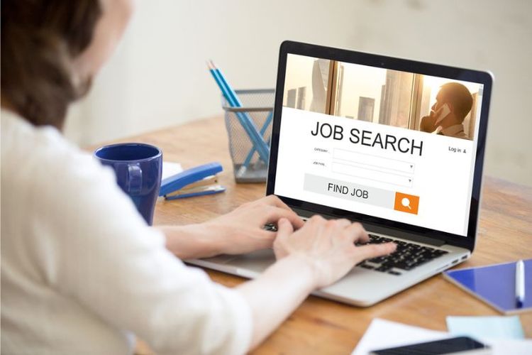 Ilustrasi mencari lowongan kerja secara online. 