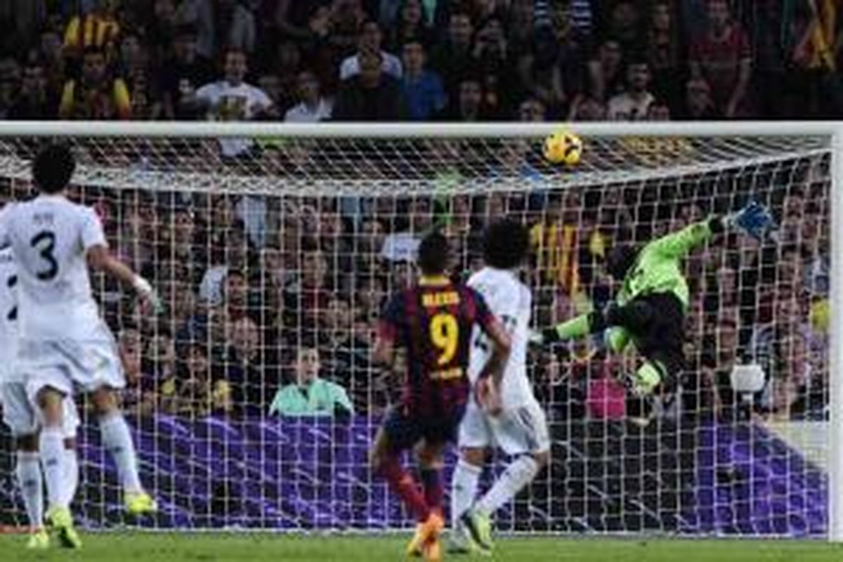 Striker Barcelona asal Chile, Alexis Sanchez (tengah), mencetak gol indah karena bola yang di-chip dari luar kotak penalti tak mampu dijangkau penjaga gawang Real Madrid, Diego Lopez, dalam el Clasico di Camp Nou, Sabtu (26/10/2013). Barcelona menang 2-1 lewat gol Neymar dan Sanchez. Gol balasan Madrid dihasilkan Jese Rodriquez.