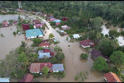 11 Kecamatan di Kapuas Hulu Terendam Banjir, Warga Gunakan Sampan untuk Transportasi