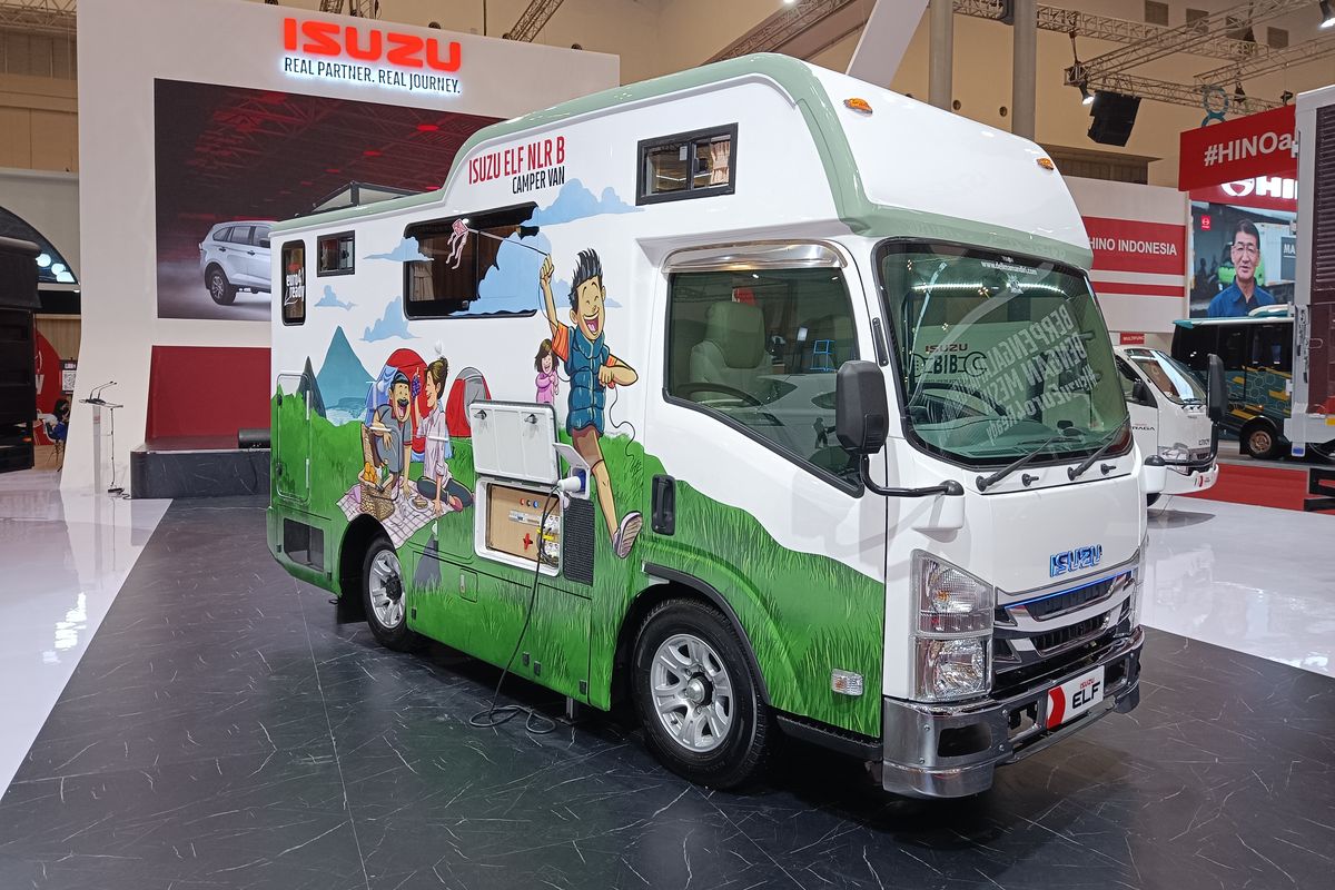 Campervan buatan Karoseri Delima Mandiri di booth Isuzu di GIIAS 2022