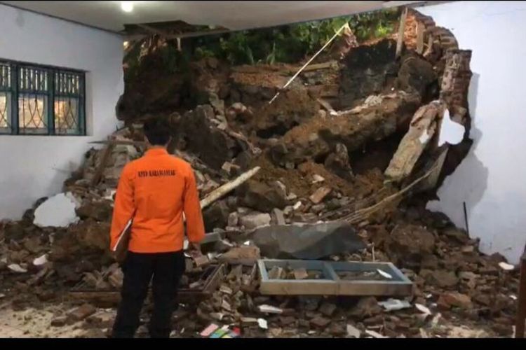 Bencana tanah longsor menerjang bangunan Sekolah Menengah Pertama (SMP) 1 Jenawi, Karanganyar, Jawa Tengah.