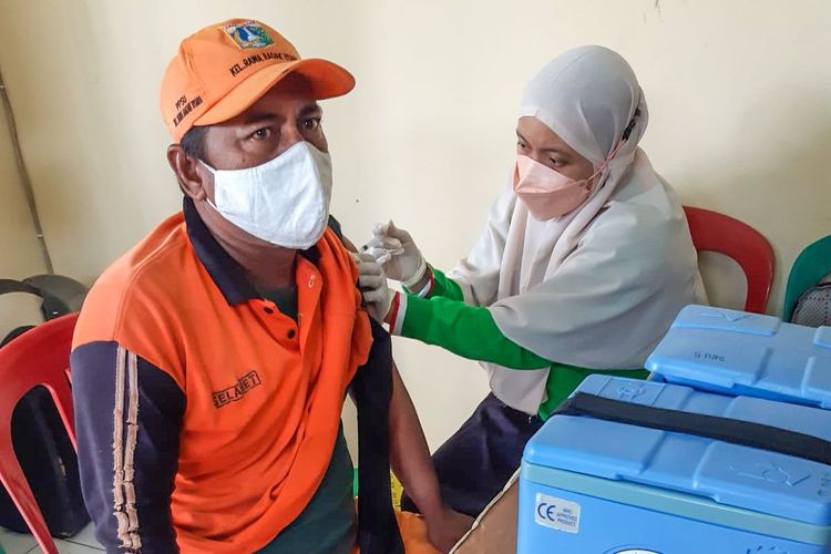 Kelurahan Rawa Badak Utara bekerja sama dengan sejumlah pihak untuk melaksanakan jemput bola vaksinasi booster bagi warga yang dipusatkan di setiap kantor RW, Rabu (2/2/2022).