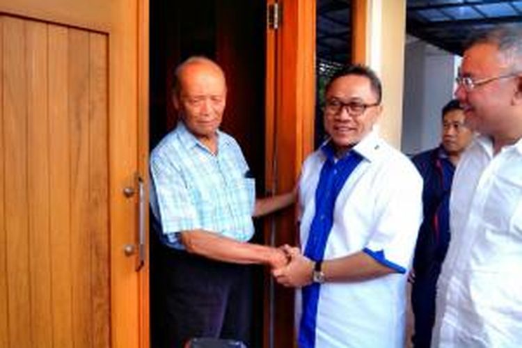Calon Ketua Umum Partai Amanat Nasional Zulkifli Hasan (tengah) saat berkunjung ke rumah Syafii Maarif (kiri) di Yogyakarta, Kamis (26/2/2015).