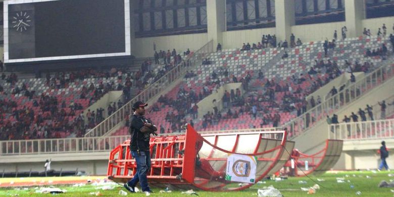 
Penonton turun ke lapangan saat terjadi kericuhan seusai pertandingan babak play-off Pegadaian Championship 2025-2026 atau Liga 2 antara Persipura Jayapura lawan Adhyaksa FC Banten di Stadion Lukas Enembe, Jayapura, Papua, Jumat (8/5/2026). 
