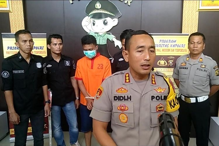 Kapolresta Palembang Kombes Pol Didi Hayamansyah saat memberikan keterangan terkait kasus penganiayaan yang dilakukan Obby terhadap siswanya DBJ (14), Selasa (16/7/2019).
