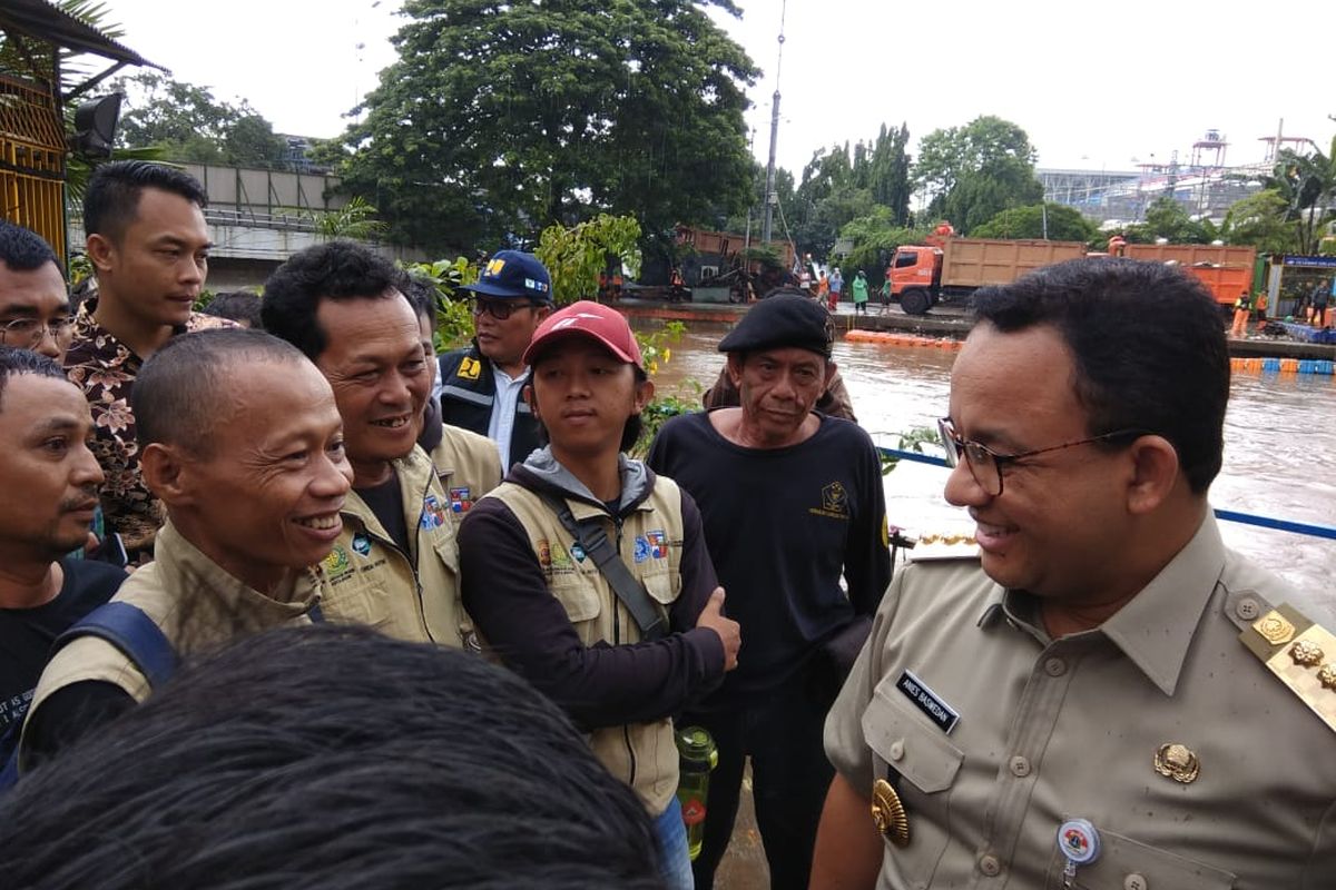 Gubernur DKI Jakarta Anies Baswedan di Pintu Air Manggarai, Selasa (25/2/2020).