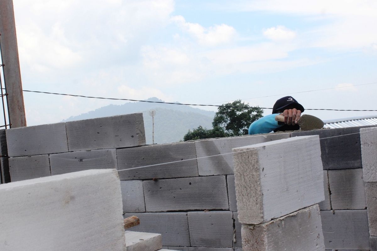 Seorang warga Cianjur, Jawa Barat tengah membangun kembali rumahnya yang ambruk akibat diguncang gempabumi Cianjur magnitudo 5.6, beberapa waktu lalu. BPBD Cianjur menerima banyak laporan terkait praktik pungli terhadap penerima bantuan.