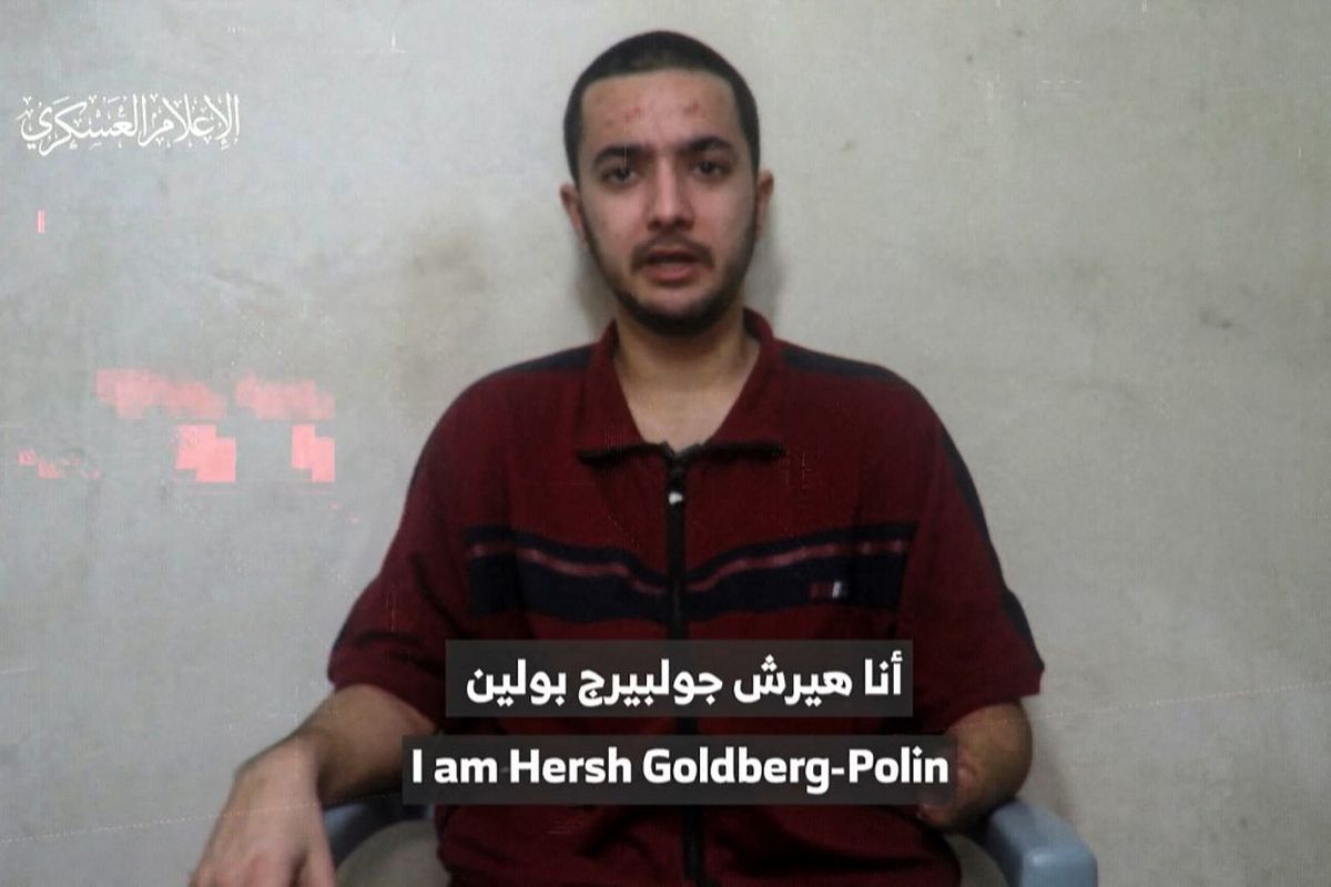 Hersh Goldberg-Polin (23) pria Israel-AS, salah satu sandera Hamas dalam video yang diunggah Hamas pada Rabu (24/4/2024).