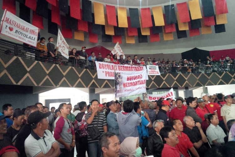 Warga Boyolali membawa poster dan spanduk protes terhadap pidato Prabowo memadati ruangan di Balai Sidang Mahesa di Boyolali, Jawa Tengah, Minggu (4/11/2018).