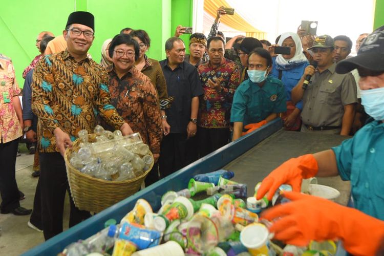 Gubernur Jawa Barat Ridwan Kamil bersama Menteri Lingkungan Hidup  Siti Nurbaya saat menyerahkan bantuan fasilitas pengolahan sampah di Pusat Daur Ulang Jelekong, Baleendah, Kabupaten Bandung, Senin (15/04/2019).