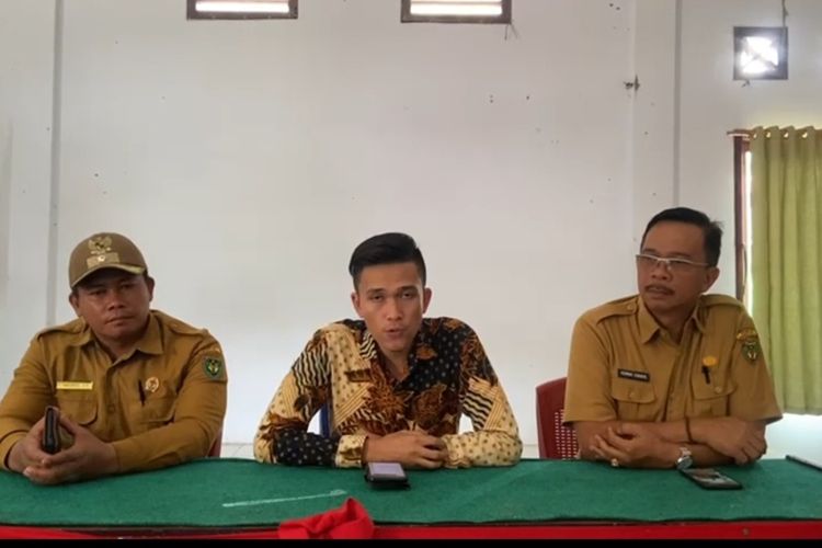 Apip Nurahman (tengah) memberikan pernyataan maaf pada seluruh kades Se-Indonesia, Selasa (31/1/2023).