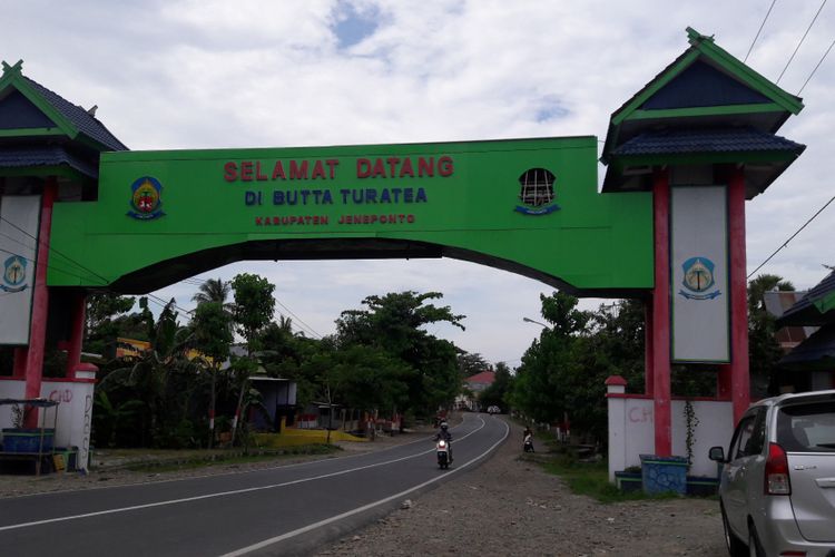 Seorang warga Kabupaten Jeneponto, Sulawesi Selatan ditemukan tewas tenggelam setelah perahu rakit yamg ditumpanginya terbalik. Senin, (17/4/2017).