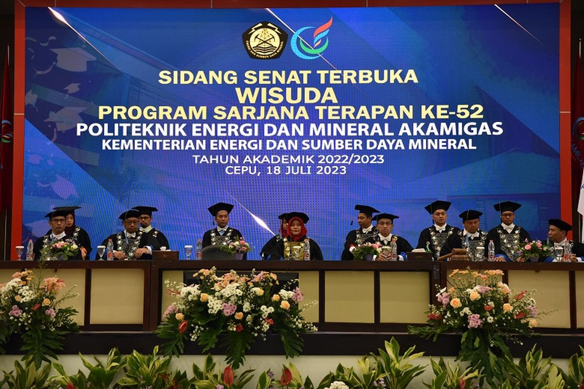 Sebanyak 217 sarjana terapan sektor minyak dan gas bumi (migas) Politeknik Energi dan Mineral (PEM) Akamigas mengikuti prosesi Wisuda Sarjana Terapan Tahun Ajaran 2022/2023 di Gedung Grha Oktana, Selasa (18/7/2023). 