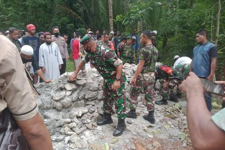 Warga Desa Tamilow, Kecamatan Amahai, Kabupaten Maluku Tengah akhirnya membuka blokade jalan di desa tersebut, Jumat (10/12/2021)