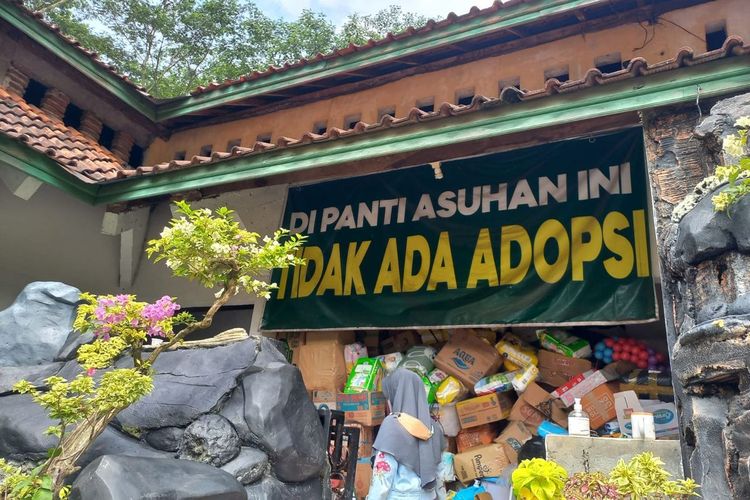 Cerita Kebaikan Rois Merawat Anak-anak Tanpa Nama Orangtua di Panti Asuhan
