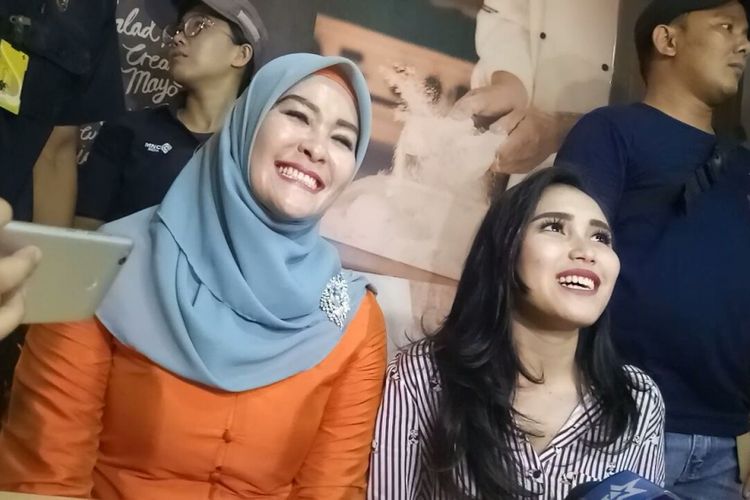 Ayu Ting Ting bersama Martha Catur Wurihandiri, istri Wakil Wali Kota Depok Martha Pradi Supriatna, saat dijumpai di ITC Depok, Jawa Barat, Minggu (7/1/2018). 