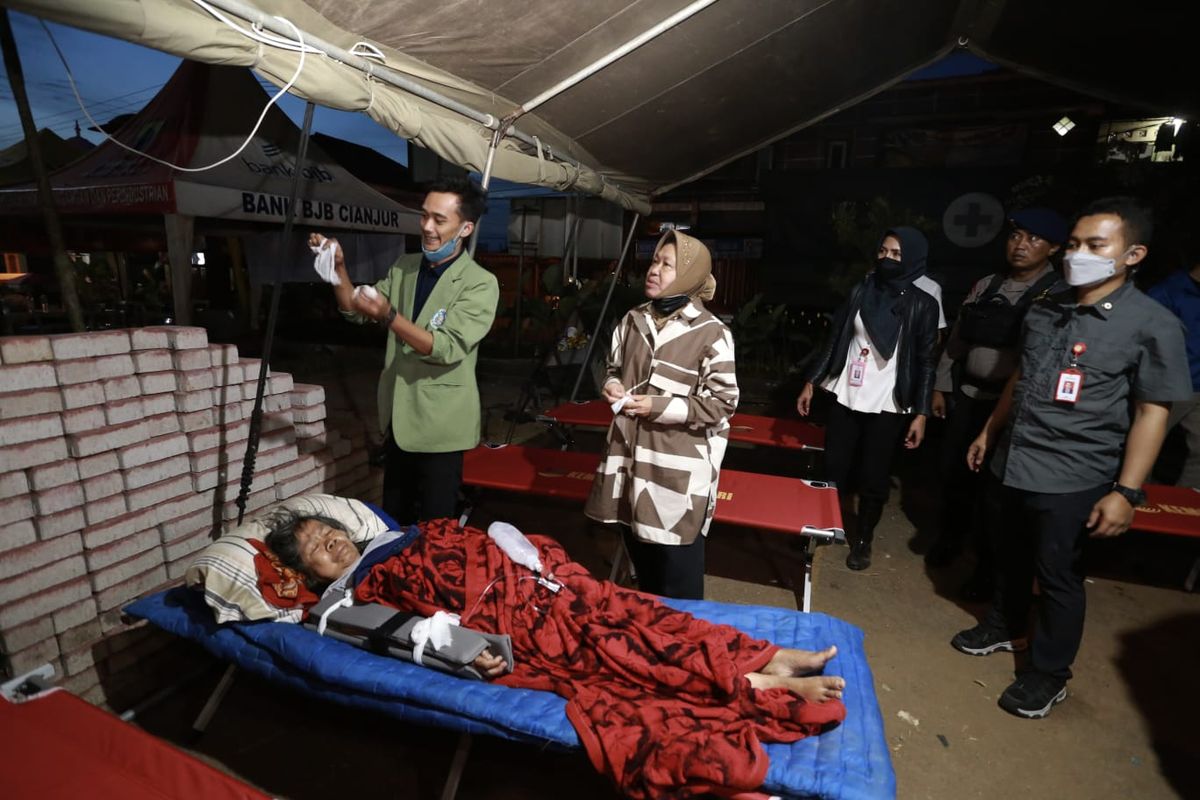 Mensos Tri Rismaharini mengujungi korban gempa Cianjur.