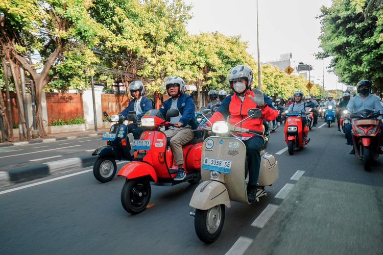 Menteri ESDM Arifin Tasrif, Menteri Perhubungan Budi Karya Sumadi, dan Kepala Staf Kepresidenan Indonesia Moeldoko konvoi motor listrik di Jakarta, Minggu (20/11/2022). 