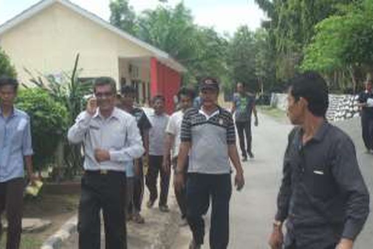 Dianatar rekannya empat orang korban peganiayaan di Desa Mekar Sari Rantau Alai melapor ke SPKT Polres Ogan Ilir Jumat siang