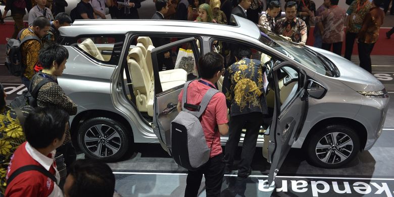 Pengunjung memperhatikan interior mobil Mitsubishi Xpander ketika berlangsungnya GAIKINDO Indonesia International Auto Show (GIIAS) 2017 di ICE BSD, City Tangerang, Kamis (10/8/2017). Pameran otomotif tersebut diikuti 32 Agen Pemegang Merek (APM), 10 merek motor dan lebih dari 130 exhibitor non APM. ANTARA FOTO/Saptono/Kye/17