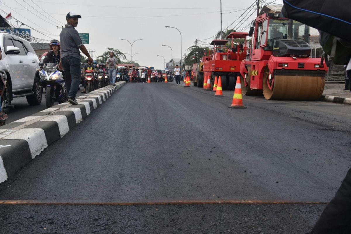 Jalan Sultan Agung, Bekasi yang menggunakan campuran limbah plastik.