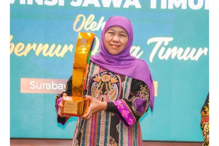 Gubernur Jawa Timur Khofifah Indar Parawansa menunjukkan trofi juara umum LKS Nasional 2025, sebagai bentuk apresiasi atas capaian luar biasa siswa-siswi SMK Jatim yang meraih gelar juara tiga tahun berturut-turut