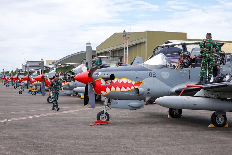 Sembilan pesawat tempur EMB-314 Super Tucano dari Skuadron 21 Lanud Abdulrachman Saleh, Malang tiba di  Lanud Halim Perdanakusuma, Jakarta Timur, pada Sabtu (1/4/2023). Rencananya, pesawat EMB-314 bersama F-16 akan melakukan demo udara pada 9 April 2023 atau bertepatan pada hari ulang tahun ke-77 TNI AU, di langit Jakarta.