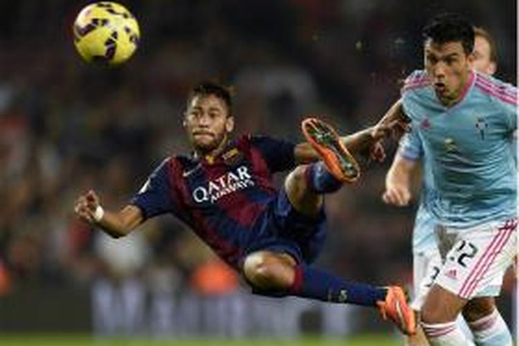 Penyerang Barcelona, Neymar da Silva Santos Junior (kiri), melepaskan tendangan sementara itu bek Celta Vigo, Gustavo Cabral, berusaha menghadang, ketika Barca bertemu Celta Vigo di Camp Nou dalam laga Primera Division, Sabtu (1/11/2014).