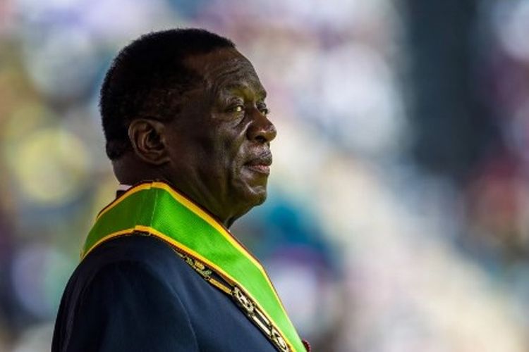 Presiden Zimbabwe Emmerson Mnangagwa saat pelantikan di Stadion Olahraga Nasional Harare, Jumat (24/11/2017).