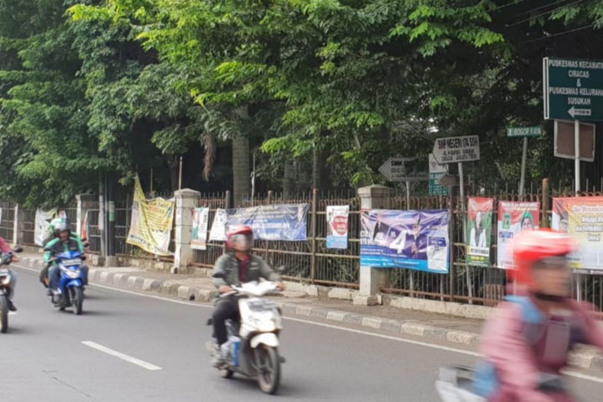 Berbagai spanduk memenuhi sepanjang Jalan Raya Bogor tepatnya di Ciracas Jakarta Timur, Senin (21/1/2019)