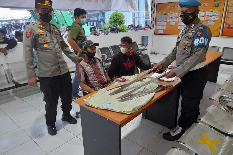 Polisi amankan parang yang dibawa penumpang di Pelabuhan Semayang, Balikpapan, Kalimantan Timur