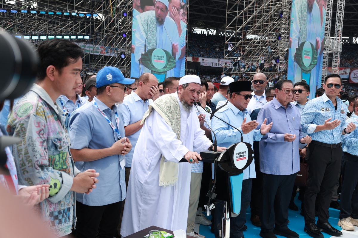 Pengasuh Majelis Taklim Al-Habsyi Kwitang Jakarta Habib Ali bin Abdurrahman Al-Habsyi  memimpin doa dalam kampanye akbar calon presiden (capres) dan calon wakil presiden (cawapres) nomor urut 2 Prabowo-Gibran pada Sabtu (10/2/2024).