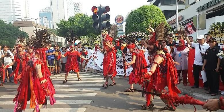 Sejumlah penari menampilkan aksi berupa Tari Kabasaran dari Sulawesi Utara di depan Ground Zero, kawasan Sarinah, Jakarta pada Minggu (17/1/2016)