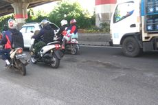 Jalan DI Panjaitan Jakarta Timur Berlubang dan Bergelombang, Pengendara Motor Sering Terjatuh