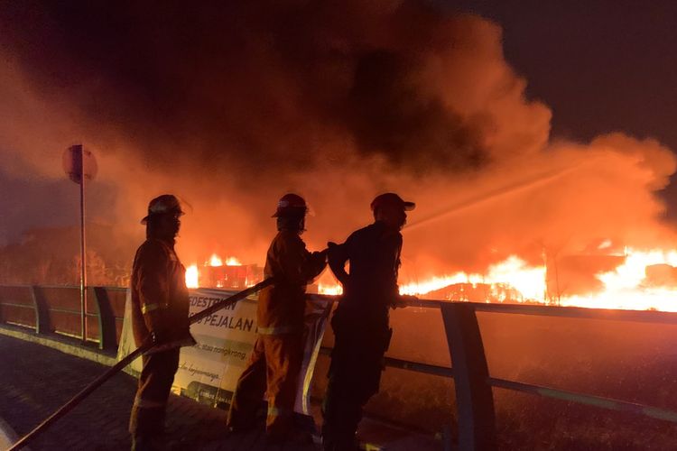Bedeng dan Lapak Rongsok di Bekasi Ludes Terbakar, Api Diduga Berasal dari Obat Nyamuk Bakar