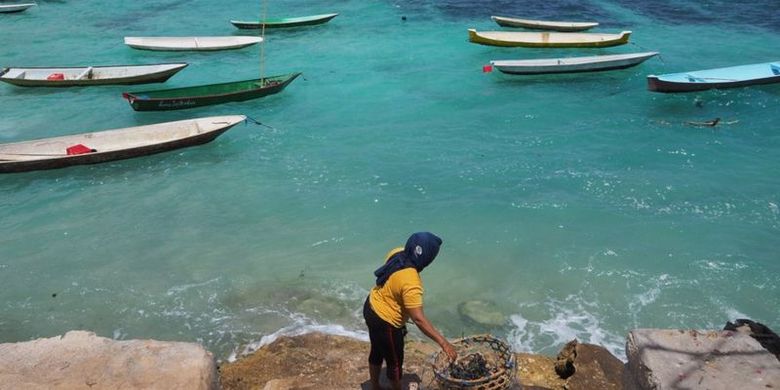 Seorang warga Nusa Lembongan bersiap turun ke laut untuk membudidayakan rumput laut.