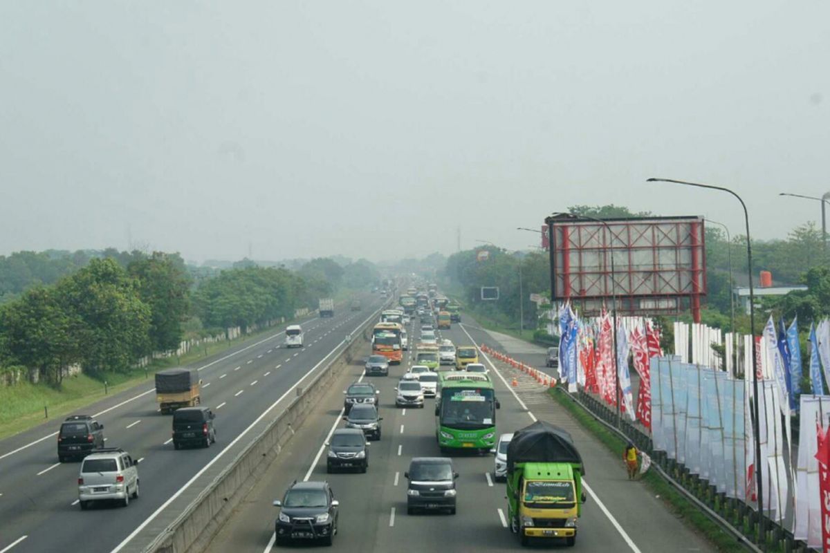 Penyempitan jalan dari kondisi normal di KM 38 menjadi penyebab kemacetan di Tol Jakarta-Cikampek, Sabtu (9/6/2018).