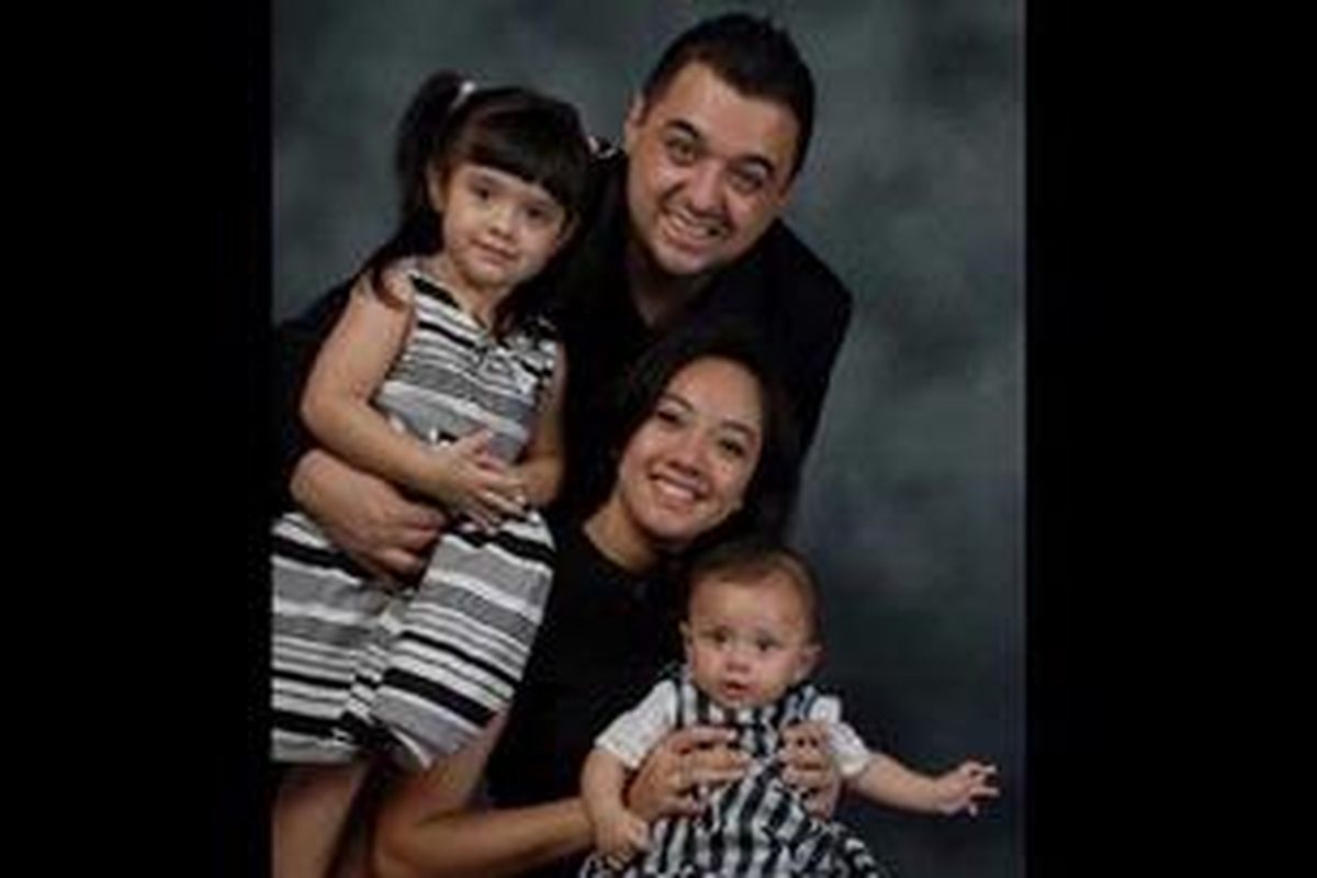 Dea Tunggaesti bersama keluarga.