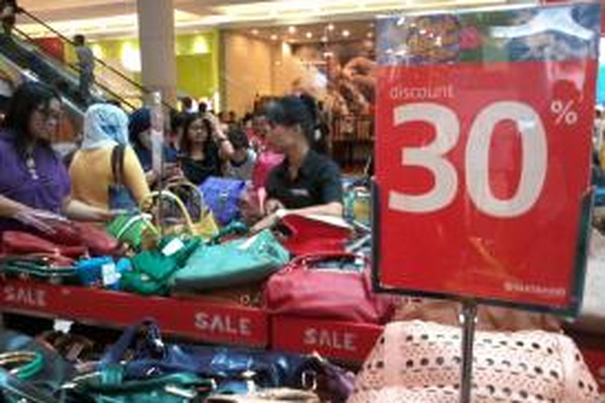 Pengunjung memilih tas yang dijual di Pejaten Mal, Jakarta Selatan, Minggu (8/6/2014). Dalam rangka menyambut hari ulang tahun ke-487 DKI Jakarta, sejumlah mal memberlakukan diskon 20-70 persen.