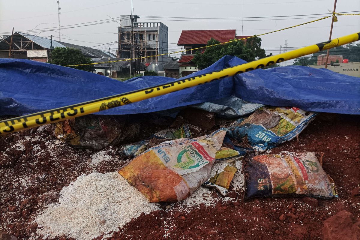 Lokasi dugaan penimbunan sembako bantuan presiden di Lapangan KSU, Sukmajaya, Kota Depok, Senin (1/8/2022). Beras bantuan sosial tersebut ditimbun di Depok, diduga dipendam 2 tahun lalu saat awal Covid-19 di Indonesia.